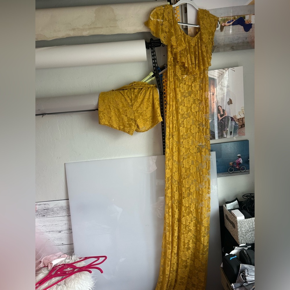 Sew trendy Maternity stretch lace gold with matching shorts